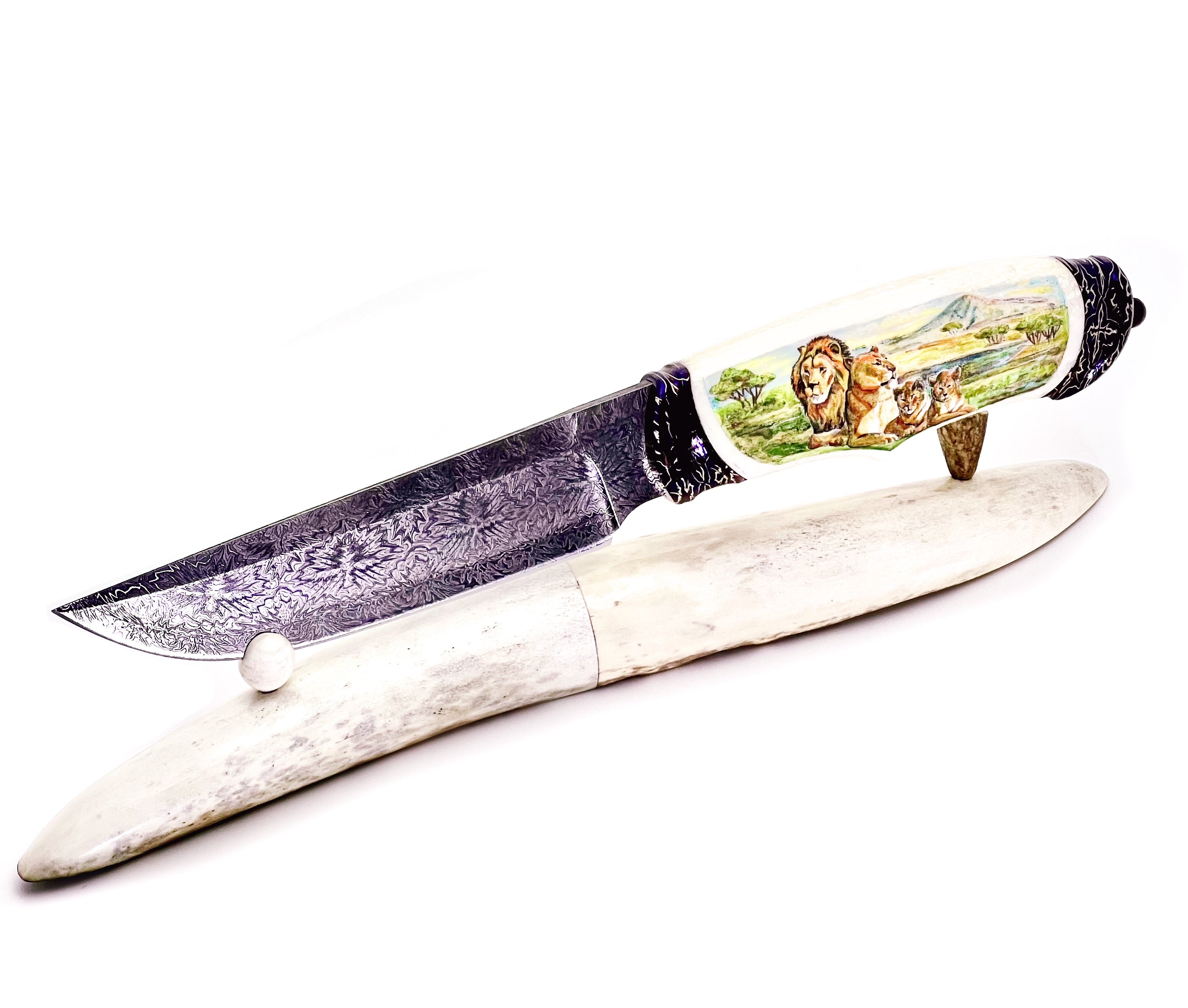 Cuchillo de Caza de Acero Damasco Mosaico y Mango de Colmillo de Morsa con Scrimshaw