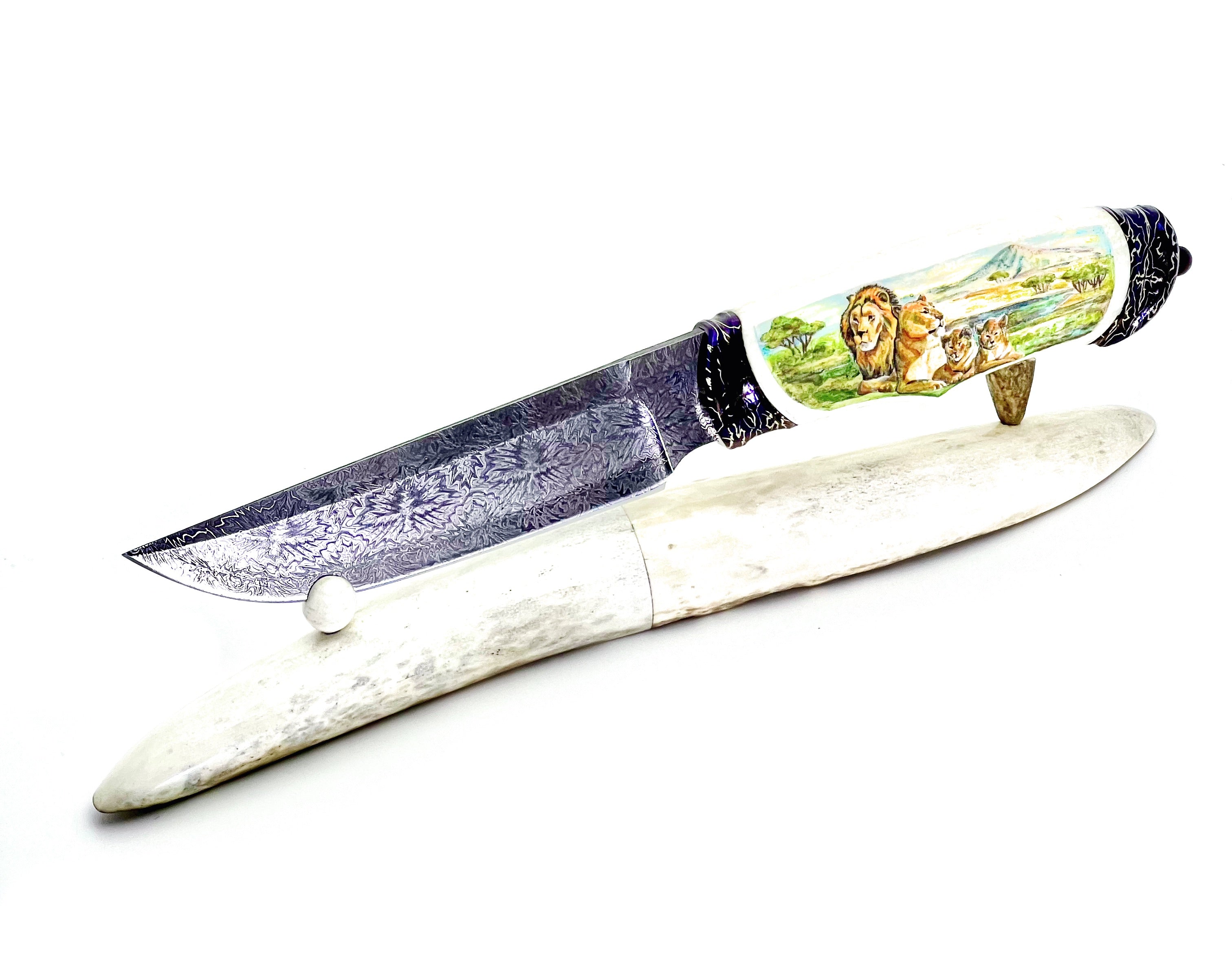 Cuchillo de Caza de Acero Damasco Mosaico y Mango de Colmillo de Morsa con Scrimshaw