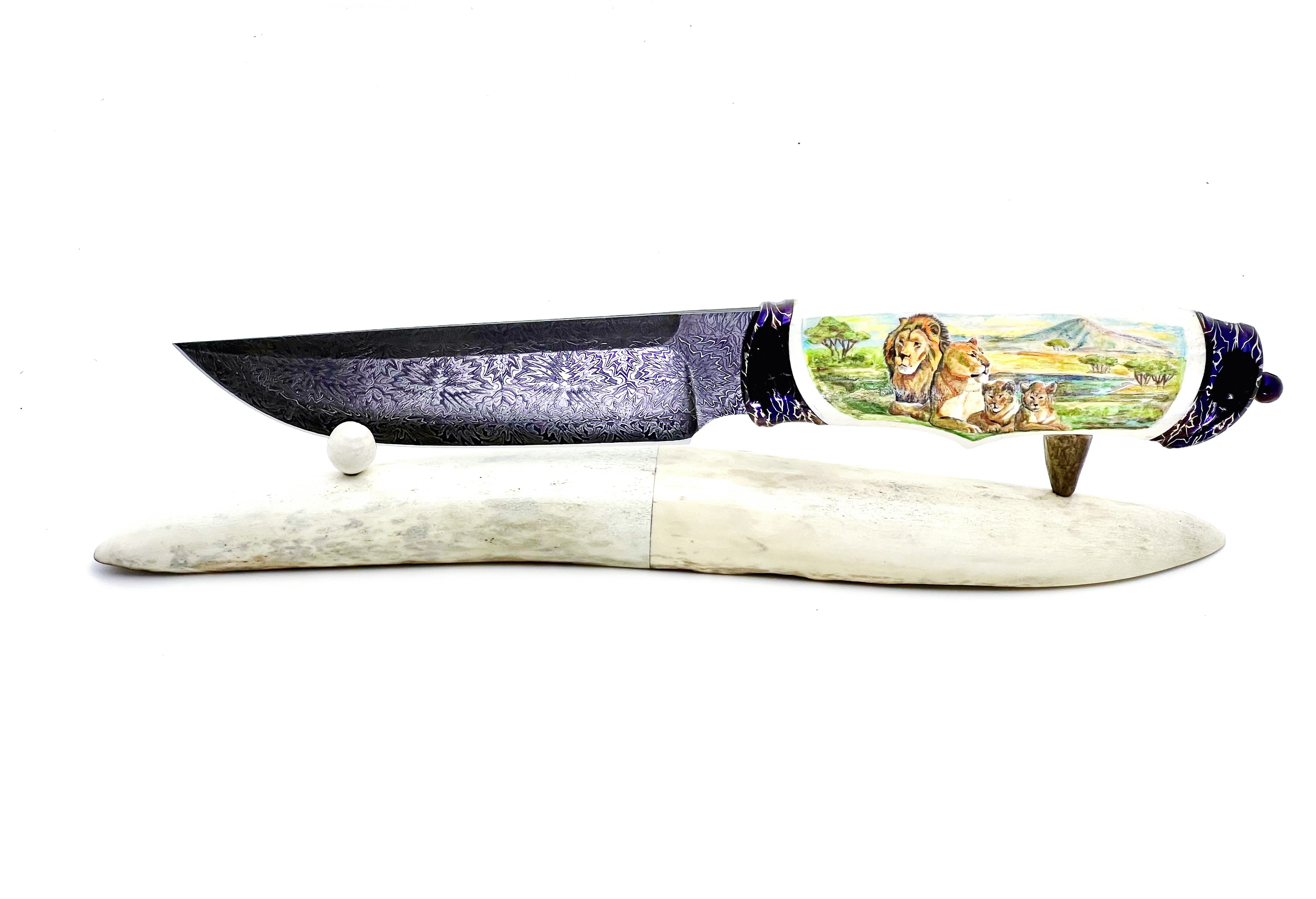 Cuchillo de Caza de Acero Damasco Mosaico y Mango de Colmillo de Morsa con Scrimshaw