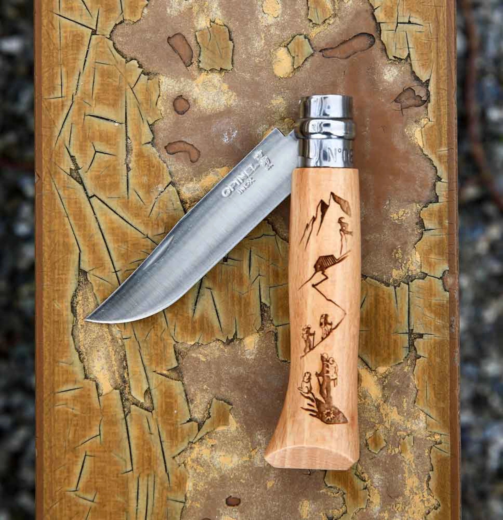 Navaja de Bolsillo Opinel N°08 con Grabado Senderismo