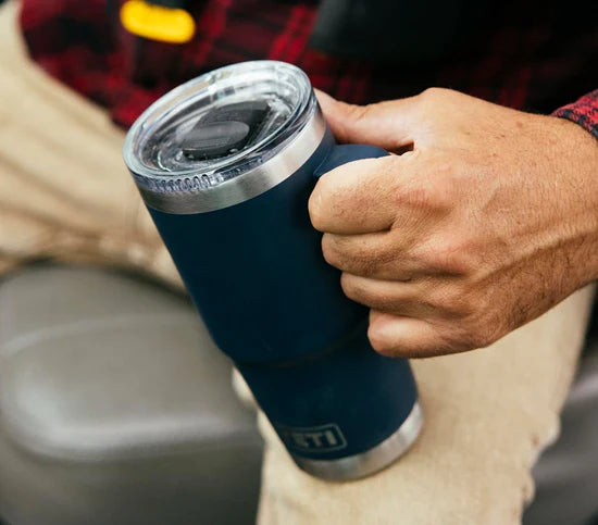 La Taza YETI RAMBLER® con Tapa StrongHold™