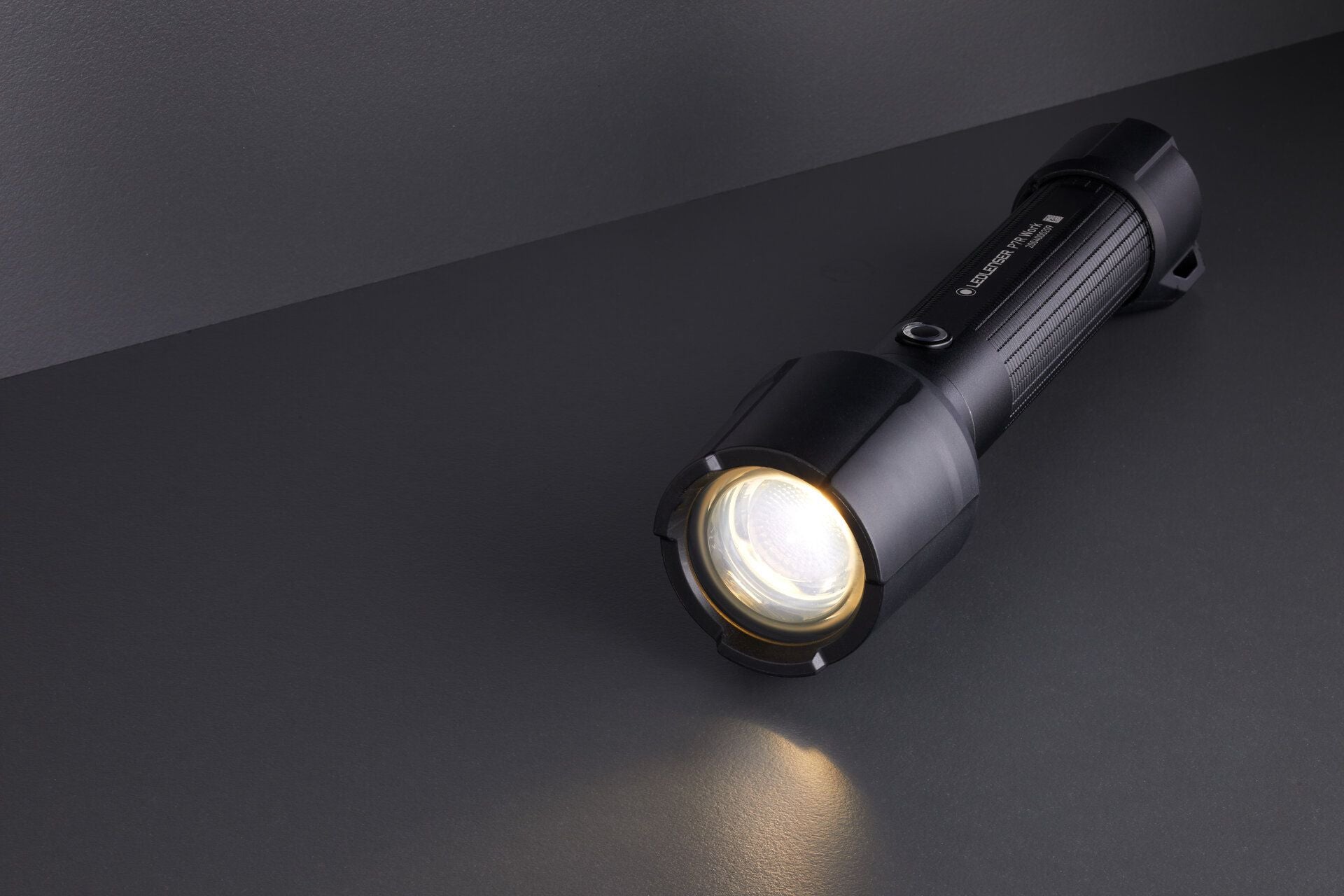 P7R Signature Flashlight