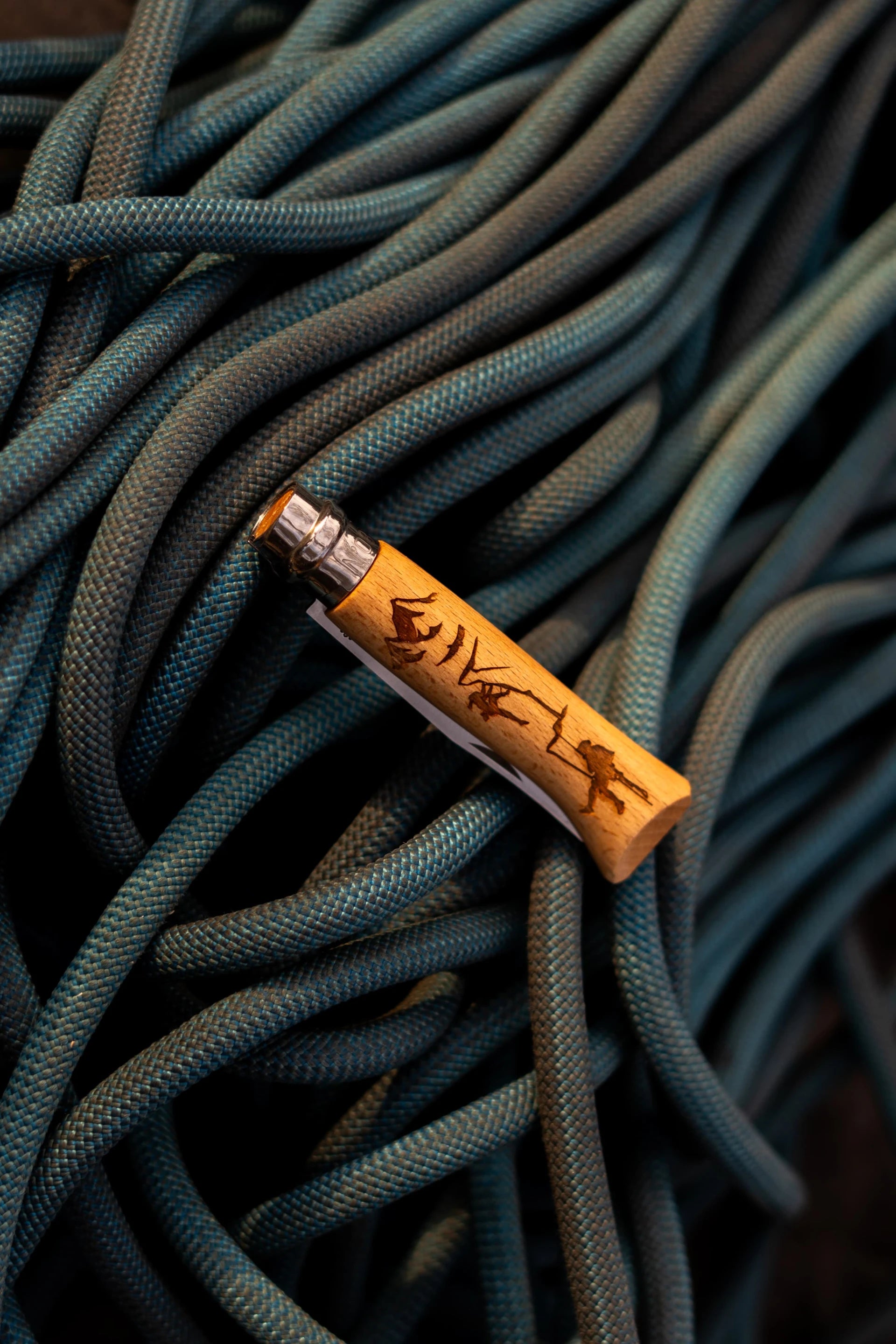 Navaja de Bolsillo Opinel N°08 con Grabado Escalada