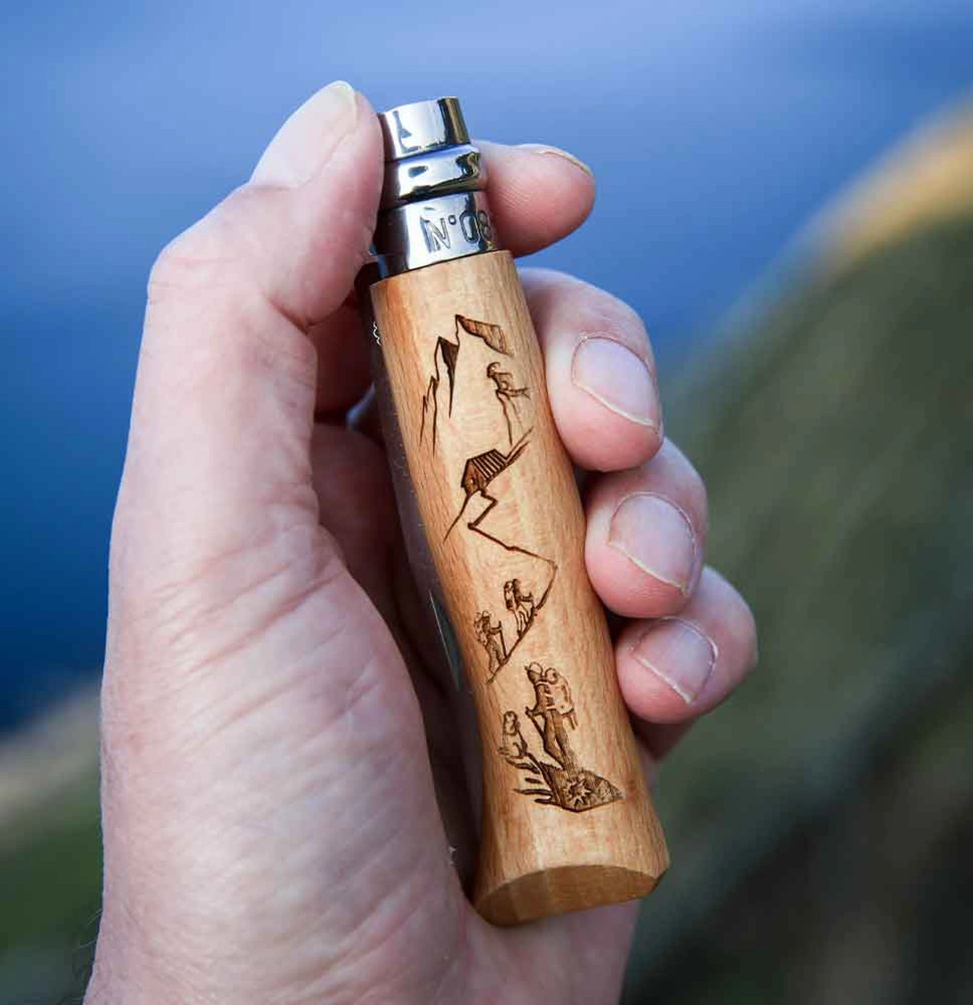 Navaja de Bolsillo Opinel N°08 con Grabado Senderismo