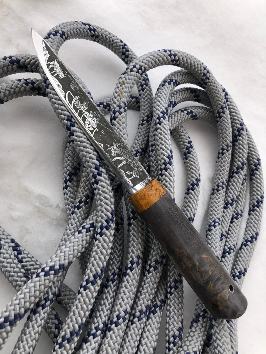 Cuchillo de Caza Yakuto con Grabado Artistico